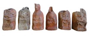 BLS-4144 - Balsamaire anthropomorphe : femme allaitantterre cuiteFigurine creuse, coulée dans un moule bivalve, présentant une femme assise dans un fauteuil, allaitant un bébé posé sur ses genoux ; parfois, marque en façade, sous les pieds.