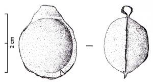 BLV-4002 - BullaargentPendentif de forme sphérique, formé de deux valves hémisphériques dont les contours forment une collerette crantée ; le contour de l'une des valves est découpé pour former des crans de forme triangulaire répartis à intervalles réguliers destinés à servir de pattes de fermeture.