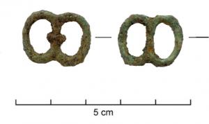 BOC-8003 - Boucle en forme de huit, petit formatbronzeTPQ : 1300 - TAQ : 1700Petites boucles à double fenêtre en forme de huit, qui se distinguent du type BOC-8002 par l'absence d'extrémités triangulaires. L'ardillon peut être en fer. Les sections peuvent être circulaires ou sub-triangulaires. Le profil peut être droit ou légèrement incurvé.