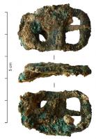 BOC-9001 - Boucle de chaussurebronzeTPQ : 1660 - TAQ : 1720Boucle constituée d'un cadre à extrémités arrondies, de forme variable, au centre de laquelle s'articule, sur un axe en fer, un ensemble formé d'un ardillon et d'un contre-ardillon en forme d'ancre.