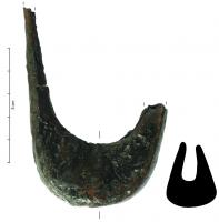 BOF-3003 - Bouterolle de fourreau de type à échelleferTPQ : -150 - TAQ : -30Extrémité distale de fourreau d'épée de forme arrondie à ovale (non outrepassée) appartenant au type de fourreau dit 