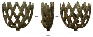 BOF-5002 - Bouterolle de fourreaubronzeTPQ : 500 - TAQ : 1600Etui à extrémité arrondie, entièrement composé de bandes se croisant pour former une bouterolle réticulée; bouton à la base.