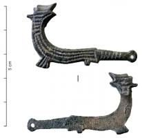 BOF-6003 - Applique de fourreau de couteaubronzeTPQ : 900 - TAQ : 1100Applique latérale venant coiffer le bord d'un fourreau de couteau ; en forme de dragon, la tête retournée en arrière.