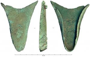 BOF-9002 - Bouterolle de fourreau d'épéebronzeTPQ : 1300 - TAQ : 1900Bouterolle en V à extrémité arrondie formant une large gorge,  munie de 2 pattes de fixation de chaque côté et prolongée par deux appendices latéraux effilés.