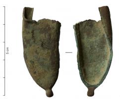 BOF-9022 - Bouterolle de fourreaubronzeTPQ : 1400 - TAQ : 1800Bouterolle de fourreau d'épée ou de dague, de forme oblongue ; pointe terminée par un bouton ; partie supérieure en arc de cercle, soulignée par un cordon qui constitue le seul décor de l'objet.