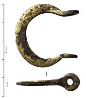 BOH-4012 - Boucle de harnaisbronzeTPQ : 100 - TAQ : 300Boucle plate, à arc outrepassé, prolongée sur les côtés par deux anneaux plats, nettement circulaires; la barre transversale est sans doute en fer.