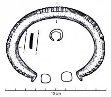 BRC-1017 - Bracelet à tige creuse : type de BalingenbronzeBracelet à tige creuse, à petits tampons, de section circulaire à subcirculaire ; décor venu de fonte ou réalisé par incision de stries transversales doubles, régulièrement espacées alternant avec des plages de stries simples plus serrées ; possibles méplats latéraux. Le bracelet a parfois conservé le noyau d'argile réalisé pour le coulage.