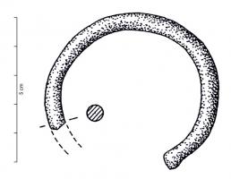 BRC-1096 - Bracelet ouvert à légers tamponsbronzeBracelet ouvert, à tige massive de section circulaire ou sub-circulaire, inorné et à légers tampons. 