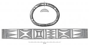 BRC-1103 - Bracelet ouvert : type de BignanbronzeBracelet ouvert, à extrémités jointives, le plus souvent élliptique, à très légers tampons. La section est le plus souvent plano-convexe mais peut être différente ; riche décor de panneaux rectangulaires à motifs géométriques variés.