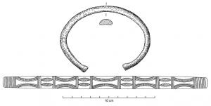 BRC-1122 - Bracelet ouvert : type de BignanbronzeBracelet ouvert à très légers tampons. La section est le plus souvent plano-convexe mais peut être différente ; riche décor de panneaux rectangulaires à motifs géométriques variés.