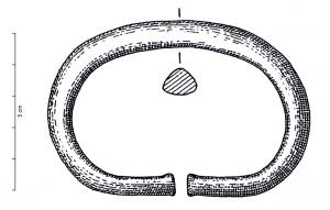 BRC-1150 - Bracelet ouvert, à tige massive et sans tamponsbronzeBracelet ouvert, à tige massive, inorné, de section triangulaire ou sub-triangulaire (face interne convexe); les extrémités peuvent être droites ou légèrement épaissies.
