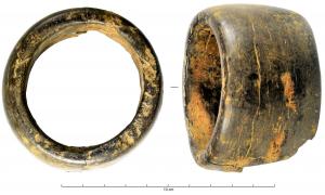 BRC-2017 - Bracelet large (brassard)ligniteBracelet cylindrique massif en lignite, à parois épaisses ; bords arrondis ; larg. > 40 mm.