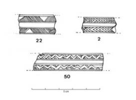 BRC-2032 - Bracelet fermé à décor inciséligniteBracelet fermé, orné d'incisions formant deux registres latéraux aux décors complexes, limités pas des filets, bande centrale lisse.
