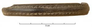 BRC-2062 - Bracelet fermé à décor inciséligniteBracelet fermé, orné d'incisions formant deux alignements composés le plus souvent de triangles, séparés par une bande centrale lisse.