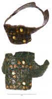 BRC-2081 - Bracelet incrusté de corailbronzeBracelet ouvert constitué d'une tôle de bronze portant un décor incisé. Les deux extrémités sont reliées par une plaque en bronze ornée d'éléments décoratifs de même nature. Ces derniers se composent de cercles incrustés de corail. Les cercles de grande dimension sont décorés d'une perle en argent. 