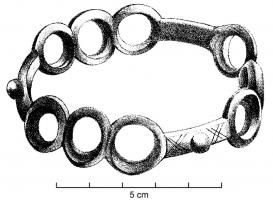 BRC-2094 - Bracelet à anneauxbronzeBracelet à section semi-circulaire et décor incisé, dont le jonc est interrompu par des anneaux ou des séries d'anneaux séparées par des éléments allongés.