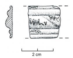 BRC-3006 - Bracelet Geb. 20verreBracelet en verre bleu cobalt à cinq côtes, de taille décroissante du centre vers les bords ; sur la côte centrale, décor rapporté de zig-zags de verre jaune, entre des incisions obliques ; sur les deux côtes médianes, zig-zags rapportés de verre blanc et jaune alternativement.