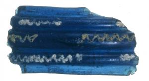 BRC-3016 - Bracelet Geb. 14verreBracelet en verre bleu cobalt, à cinq côtes ; les trois côtes centrales portent un décor de zigzags interrompus, en fil de verre jaune et blanc.