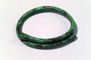 BRC-3548 - Bracelet ouvertbronzeBracelet ouvert, jonc lisse de section ronde ou ovale, extrémités symétriques en bouton arrondi légèrement épaissi, précédé de moulures, se recouvrant largement.