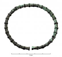 BRC-3558 - Bracelet ouvert à nodosités et tamponsbronzeBracelet ouvert dont le jonc, de  section circulaire, est interrompu à intervalles réguliers par des protubérances annulaires séparant des zones lisses. Légers tampons aux extrémités.