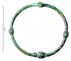 BRC-3564 - Bracelet à fermoir à tenon-mortaisebronzeBracelet massif ouvert de section circulaire, munie d'un système de fermeture à tenon et mortaise bouletée ; décor d'incisions et/ou de moulures aux extrémités.