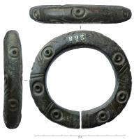 BRC-3567 - Bracelet valaisanbronzeBracelet de cheville, coulé et très pesant; l'objet est trop massif pour que l'ouverture facilite la mise en place. Le décor se compose de cercles oculés, profondément creusés à l'aide d'un instrument rotatif, séparés par des doubles traits, disposés en chevrons.