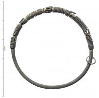 BRC-3568 - Bracelet de type liburnienargentBracelet ouvert, de section filiforme, avec une décoration formée d'un fil plus mince enroulé autour du jonc principal, mobile, refermant ainsi le bracelet. Le décor forme quatre groupes d'enroulements séparés par des motifs ondés transversaux, le tout d'un seul tenant.