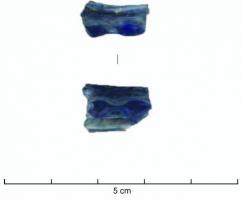BRC-3572 - Bracelet Geb. 6verreBracelet en verre bleu, à trois côtes (les latérales parfois à peine marquées), section étroite. La côte centrale est pincée, rythmant l'objet de bourgeons successifs, étirés.