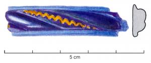 BRC-3574 - Bracelet Geb. 12verreBracelet en verre bleu cobalt, section à trois côtes, une épaisse au centre et deux fines sur les côtés. La côte centrale est encochée d'impressions obliques comportant des décors de zigzags en fil de verre jaune et blanc rapportés.
