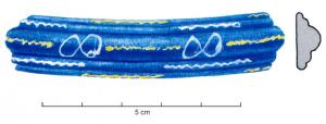 BRC-3590 - Bracelet Geb. 16verreBracelet en verre bleu cobalt, à cinq côtes de taille décroissante du milieu vers le bord. Les trois côtes centrales portent un décor de zigzags interrompus, en fil de verre jaune et blanc. Les filets de la côte centrale peuvent être séparés par un motif en 8 renversé.
