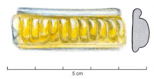 BRC-3597 - Bracelet Geb. 28verreBracelet en verre translucide jaune à trois côtes. La côte centrale, plus large, comporte des hachures régulières.