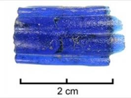 BRC-3609 - Bracelet Geb. forme nouvelleverreBracelet à quatre côtes (deux larges entourées de deux étroites), en verre bleu foncé, uni.