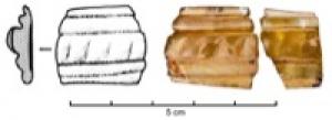 BRC-3613 - Bracelet Geb. 21bverreBracelet en verre décoloré sur fond jaune à cinq côtes, de taille décroissante du centre vers les bords; sur la côte centrale, décor d'oves inclinés en creux.