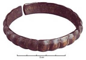 BRC-3618 - Bracelet ouvert à bossettes - type Py AC-3231bronzeBracelet ouvert à section en D, avec un décor de bossettes moulées, régulièrement espacées. 