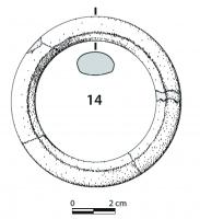 BRC-3641 - Bracelet en tôle sur noyau d'argilebronzeBracelet fermé de section ovale constitué d'une feuille de bronze enroulée sur un noyau d'argile qu'elle ne recouvre pas complètement. Une bande étroite de tôle de bronze assure la fermeture de l'anneau sur sa face interne