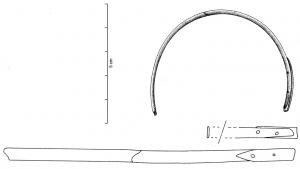 BRC-4002 - Bracelet rivetéos ou bois de cerfJonc plat, étroit, mis en forme à chaud : les extrémités superposées sont fixées par deux rivets de cuivre ou de bronze. Variante lisse.