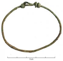 BRC-4003 - Bracelet filiforme à extrémités nouéesbronzeBracelet constitué d'un simple fil torsadé, dont les extrémités se croisent et s'enroulent sur elles-mêmes ; le système de fermeture est composé de ces enroulements coulissants, permettant dans une  certaine mesure de régler le diamètre de la parure.