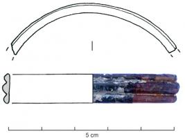 BRC-4042 - Bracelet fermé à côtesverreBracelet large et plat, orné sur la face externe de trois côtes égales (la centrale parfois à peine protubérante). Verre brun clair.