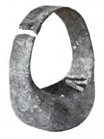 BRC-4046 - Bracelet monétairebronzeBracelet dont le corps renflé cache une ou deux cavités pouvant servir à conserver sur soi bijou ou pièces de monnaies. Variante à une seule loge unique de grande taille, formant comme une bourse. Le jonc plat peut être orné d'incisions, et la 