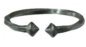 BRC-4052 - Bracelet ouvertargentBracelet ouvert, jonc fin de section carrée, torsadé; extrémités en boutons biconiques affrontés.