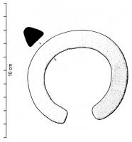 BRC-4068 - Bracelet ouvertargentBracelet très massif, de section triangulaire avec l'arête extérieure arrondie, sans décor ni extrémités individualisées. L'aspect général est plutôt celui d'un lingot, bien que les objets contiennent généralement une bonne proportion de cuivre.