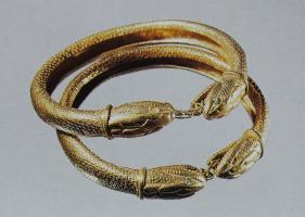 BRC-4071 - Bracelet serpentiformeorForme ouverte, les terminaisons en têtes de serpent, traitées dans un style réaliste, sont verrouillées paue chaînette; écailles sur tout le jonc.