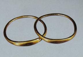 BRC-4072 - Bracelet ferméorSimple jonc lisse, dont une partie est épaissie.