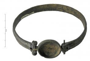 BRC-4074 - Bracelet articulé, émaillé ou à cabochonbronzeBracelet au jonc rubanné, légèrement bombé à l'extérieur, dont le système de fermeture comporte un cabochon ovale, articulé d'un côté par une charnière et attaché de l'autre par une goupille. Le cabochon pouvait comporter une pierre ou un décor émaillé.