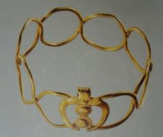 BRC-4076 - BraceletorBracelet filiforme constitué de deux fils ondés et croisés, soudés aux points de jonction.