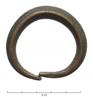BRC-4087 - Bracelet ouvertbronzeBracelet à jonc de section carrée (sur pointe), extrémités régulièrement effilées, délimitées par quelques  incisions transversales aux pointes.