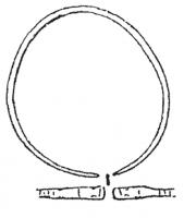 BRC-4105 - Bracelet ouvert à têtes de serpentsbronzeBracelet ouvert, jonc mince inorné, sauf aux extrémités qui sont façonnées en têtes de serpents à l'aide de quelques incisions latérales.