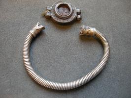 BRC-4232 - Bracelet ouvertargentBracelet dont le jonc épais, recouvert de fil torsadé, s'articule à l'aide de deux fermoirs à charnière sur un médaillon ovale, serti d'une intaille.