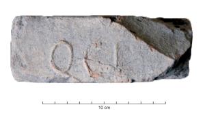 BRQ-4047 - Brique marquée QCIterre cuiteTPQ : 200 - TAQ : 500Brique à maque moulée sur la tranche: QCI, en fines lettres rétrogrades.