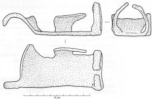 BSD-4004 - BousandaleferTPQ : 1 - TAQ : 300Fer à bœuf, dissymétrique, constitué d'une plaque rectangulaire prolongée d'un côté par deux tiges repliées l'une vers l'autre, formant une anse ; aile latérale sur le côté droit ; la sole se relève à l'arrière et comporte un crochet du côté opposé à l'aile.